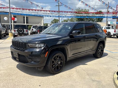 Used 2025 Jeep Grand Cherokee Altitude RWD image 3