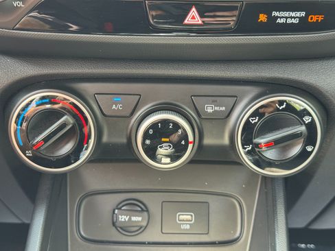 Used 2021 Hyundai Venue SE FWD image 24