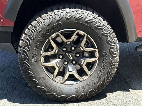 Used 2024 Chevrolet Colorado ZR2 w/ Safety Package AWD/4WD image 18