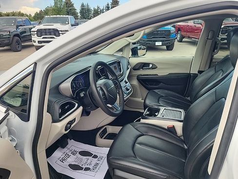 Used 2024 Chrysler Pacifica Touring-L FWD image 7