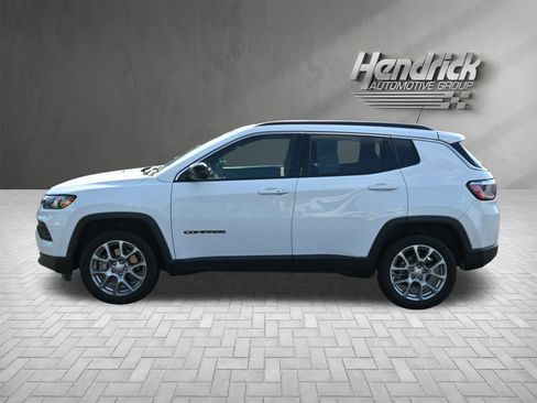 Used 2024 Jeep Compass Latitude w/ Sun and Sound Group AWD/4WD image 6