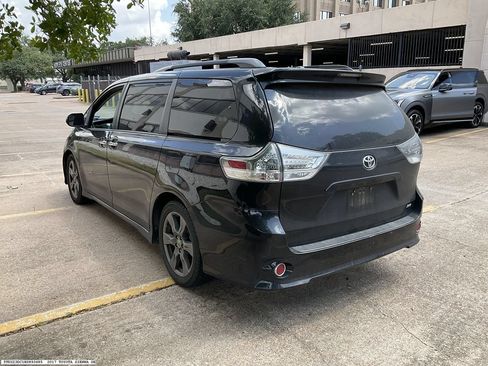 Used 2017 Toyota Sienna SE FWD image 4