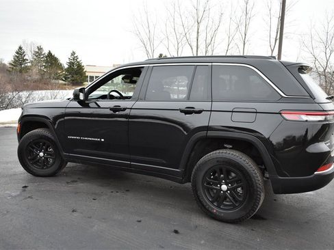 Used 2025 Jeep Grand Cherokee Laredo w/ Luxury Tech Group I image 6