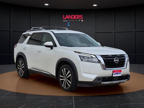 Used 2023 Nissan Pathfinder Platinum FWD image 5