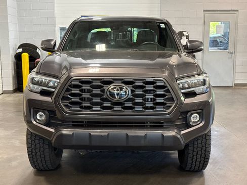 Used 2022 Toyota Tacoma TRD Off-Road w/ TRD Premium Off Road Package AWD/4WD image 2