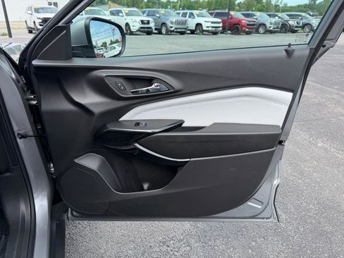 Used 2025 Chevrolet Trax LT FWD image 20