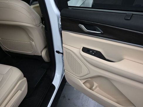 Used 2025 Jeep Grand Cherokee L Limited w/ Luxury Tech Group II image 21