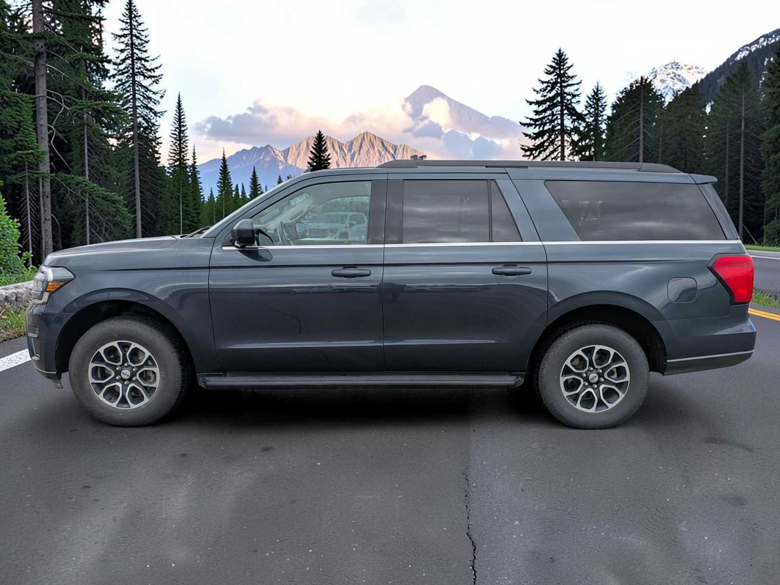 Used 2024 Ford Expedition Max XLT AWD/4WD image 2