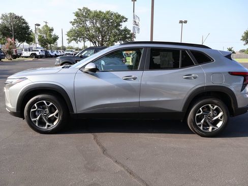 Used 2025 Chevrolet Trax LT w/ LT Convenience Package FWD image 2