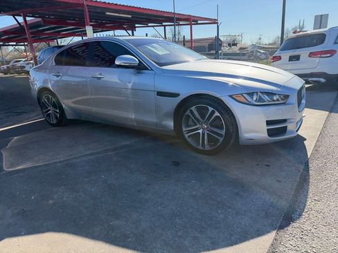 Used 2017 Jaguar XE Premium image 11