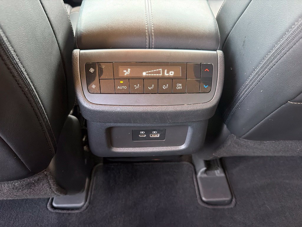 Used 2023 Nissan Pathfinder SL AWD/4WD image 19