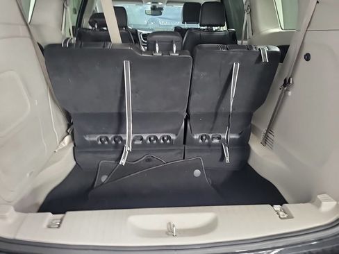Used 2024 Chrysler Pacifica Touring-L w/ Uconnect Theater Family Group AWD/4WD image 5