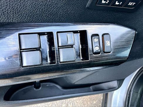 Used 2018 Toyota RAV4 Limited AWD/4WD image 33
