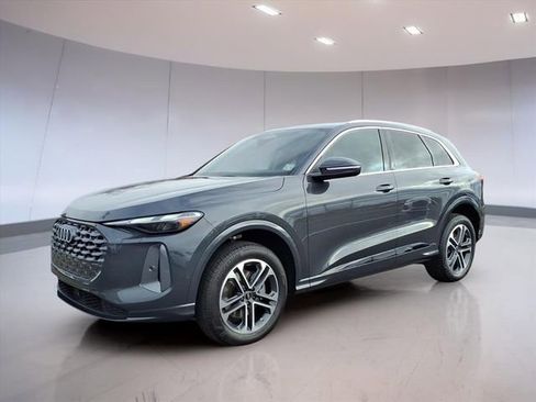 Used 2025 Audi Q5 Premium w/ Convenience Package image 3