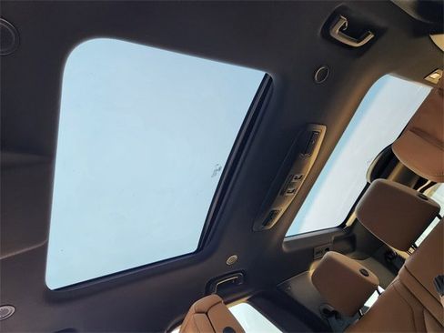 Used 2024 Land Rover Discovery Metropolitan Edition image 20