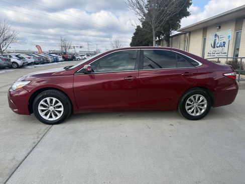 Used 2017 Toyota Camry LE image 4