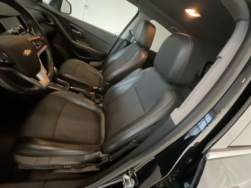 Used 2019 Chevrolet Trax LT w/ LT Convenience Package image 11