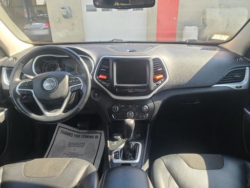 Used 2018 Jeep Cherokee Latitude Plus w/ Cold Weather Group AWD/4WD image 17