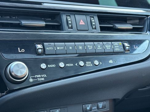 Used 2025 Lexus ES 300h w/ Premium Package image 24