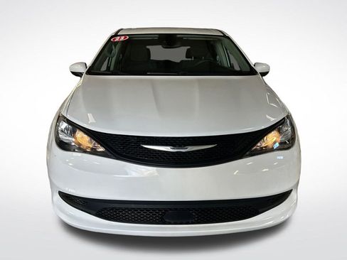 Used 2023 Chrysler Voyager LX FWD image 9