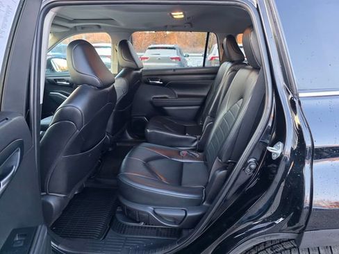 Used 2023 Toyota Highlander XLE image 18