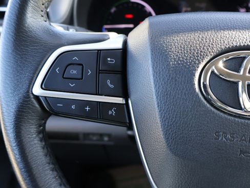 Used 2024 Toyota Sienna XLE image 31