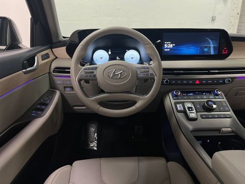 Used 2024 Hyundai Palisade Limited FWD image 16
