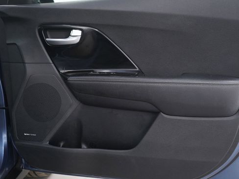 Used 2022 Kia Niro Touring Special Edition image 9