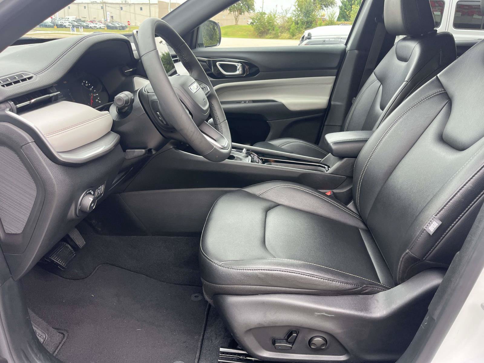 Used 2025 Jeep Compass Limited AWD/4WD image 12