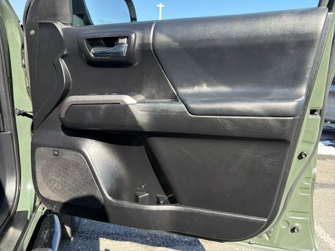 Used 2022 Toyota Tacoma Limited image 30
