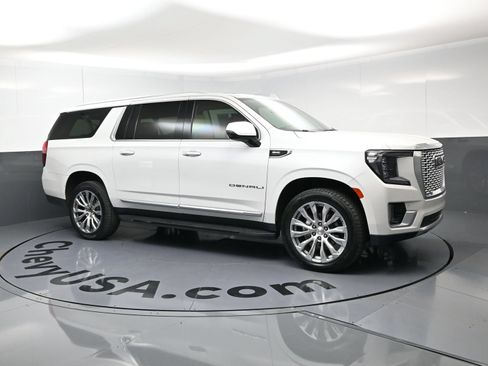 Used 2022 GMC Yukon XL Denali AWD/4WD image 2