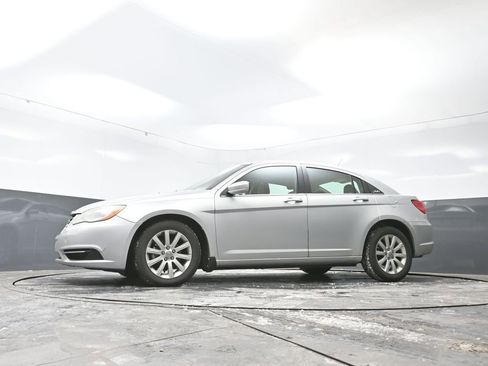 Used 2011 Chrysler 200 Touring image 27