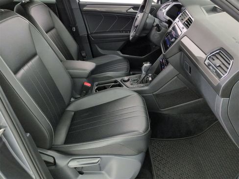 Certified 2022 Volkswagen Tiguan SE R-Line image 22