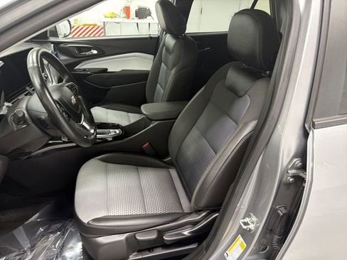 Certified 2025 Chevrolet Trax LT w/ LT Convenience Package FWD image 19