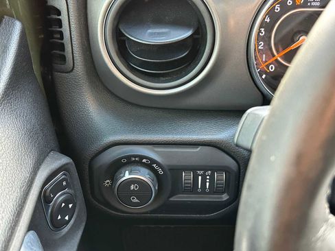 Used 2022 Jeep Gladiator Sport image 33