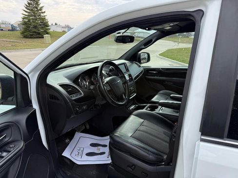 Used 2014 Chrysler Town & Country S image 11