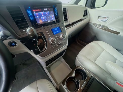 Used 2015 Toyota Sienna XLE Premium image 26