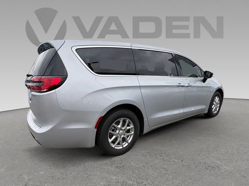 New 2026 Chrysler Pacifica Select FWD image 17