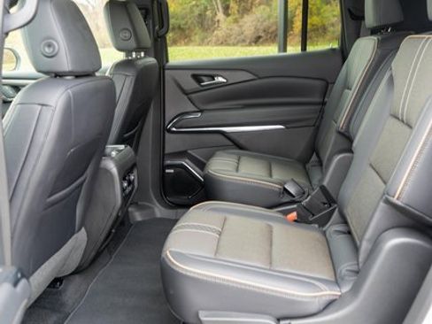 Used 2025 Chevrolet Traverse High Country image 12