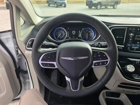 Used 2023 Chrysler Pacifica Touring-L image 13