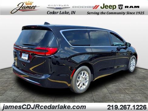 New 2026 Chrysler Pacifica Select image 4