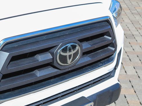 Certified 2021 Toyota Tacoma SR5 AWD/4WD image 6
