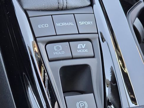 Used 2025 Toyota Camry XLE FWD image 6