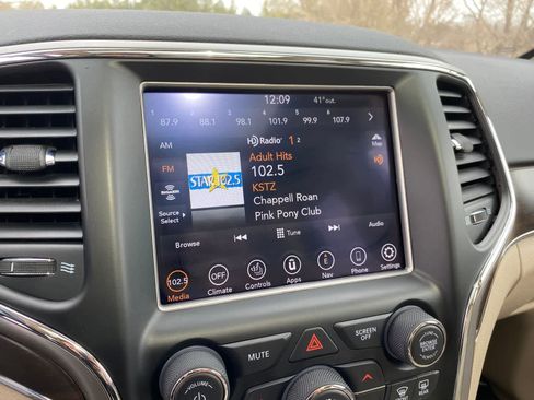 Used 2018 Jeep Grand Cherokee Limited w/ Luxury Group II image 31