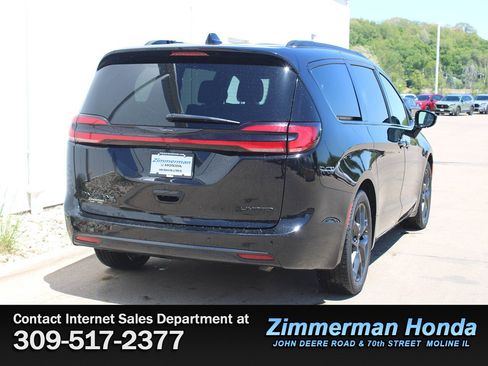 Used 2025 Chrysler Pacifica Limited FWD image 2