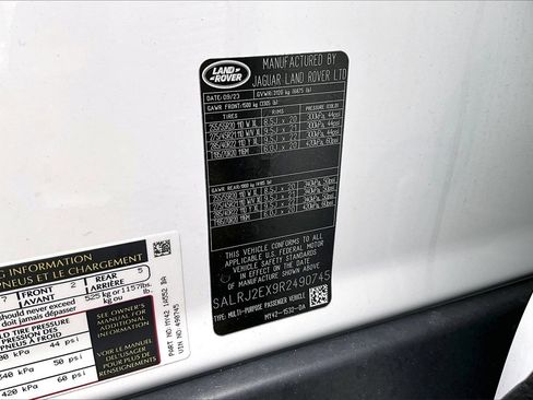 Used 2024 Land Rover Discovery S image 16