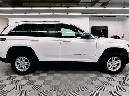 Used 2024 Jeep Grand Cherokee Laredo w/ Luxury Tech Group I AWD/4WD image 15