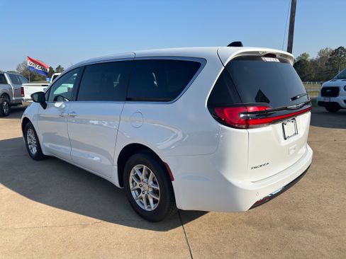 New 2026 Chrysler Pacifica Select image 5