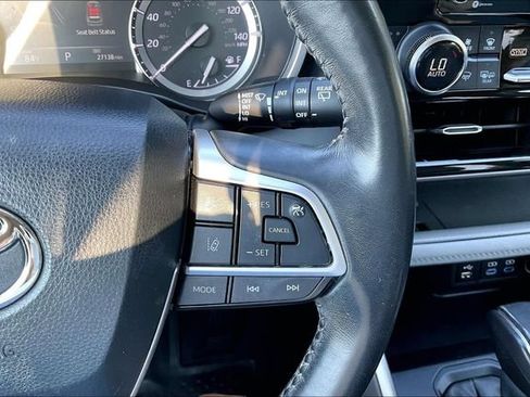 Used 2022 Toyota Highlander XLE AWD/4WD image 17