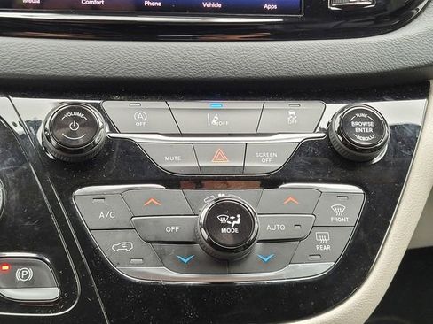 Used 2022 Chrysler Pacifica Touring-L image 21